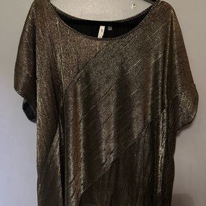 ✨🆕✨ Plus size- Gold Metallic Top